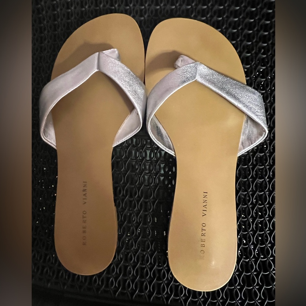 Roberto Vianni flat sandal. Silver. Size 36